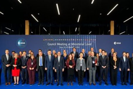 ESA DG met alle ministeriele vertegenwoordigers van ESA lidstaten. (beeld: ESA)