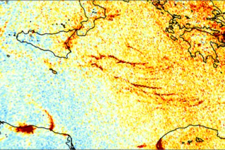 In rood zichtbaar de pluimen stikstofdioxide. Bron: Tropomi data van 2 juli 2018, KNMI