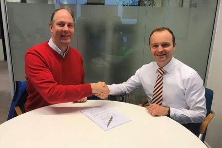 Bert Monna, CEO Hyperion Technologies (left) and Kees Buijsrogge, Director Space at TNO (right) at the signing of the Licence Agreement - Note: This picture was taken before the corona pandemic and shaking hands was still allowed. / Copyright Hyperion Tec