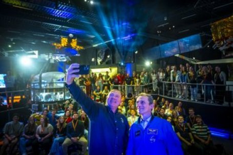 Tijdens de speciale MOONSHOTS Collegetour in Space Expo maakten astronauten André Kuipers en Pedro Duque een selfie met 100 studenten mbo, hbo en wo. (beeld: Frank van Beek)