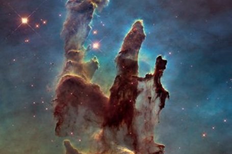 The pillars of creations, opname van Hubble van wolken van stof en gas waar sterren geboren worden. (beeld: NASA)