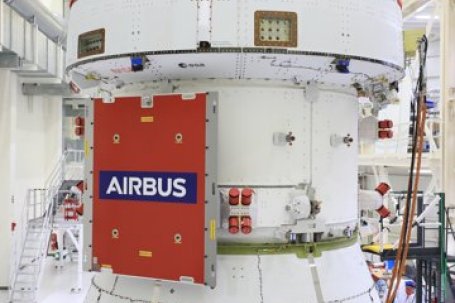 Zonnepanelen gemonteerd op de Orion capsule (beeld: ESA)