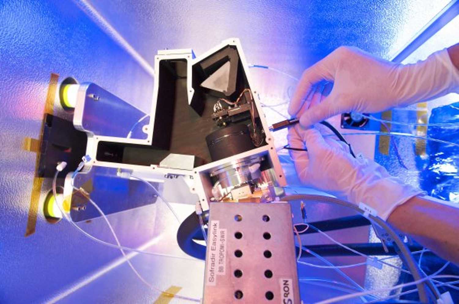 Breadboard model of TROPOMI-SWIR spectrometer with novel immersed grating by SRON and TNO. 