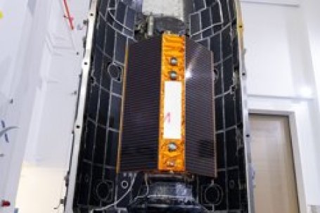 Sentinel-6 satelliet wordt verzegeld in zijn raketkuip. Bron: ESA